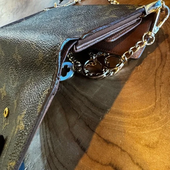 LOUIS VUITTON
Monogram Porte Tresor Etui Papiers
Wallet vintage converted - Picture 9 of 15